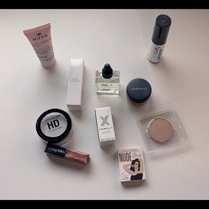 Mix of beauty supplies.